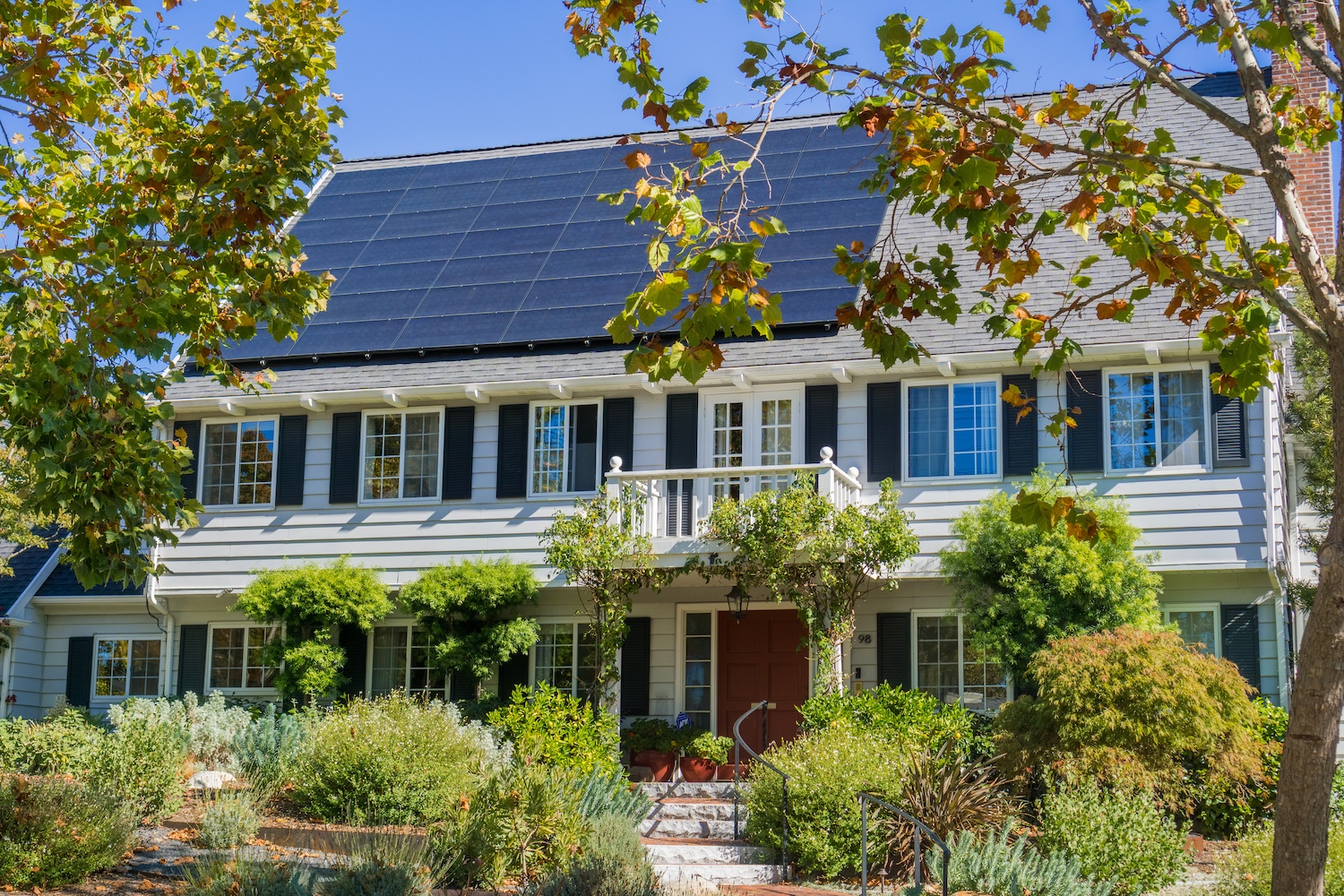 house with solar panels on the roof 2024 12 05 01 01 37 utc